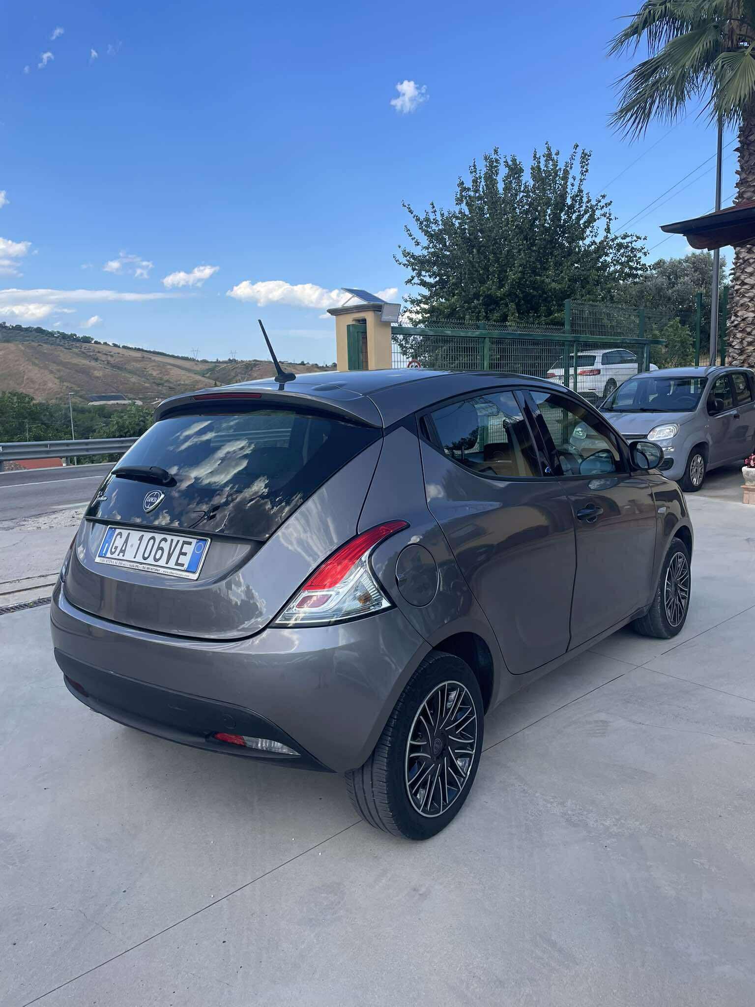 lancia-ypsilon-1.2gpl-ecochic-69cv-euro6---2020---grigio-(3).jpeg