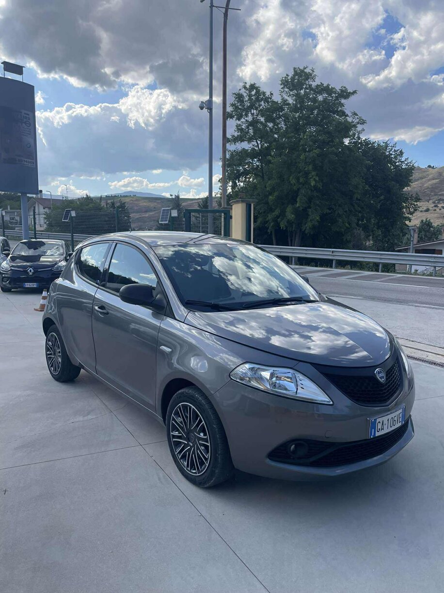 lancia ypsilon 1.2gpl ecochic 69cv euro6 - 2020 - grigio (1).jpeg