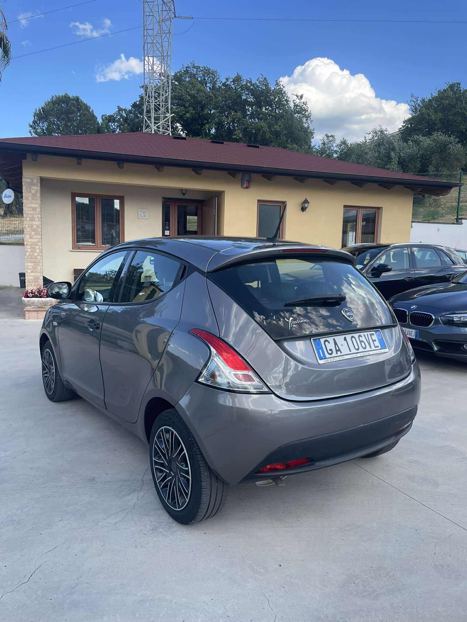 lancia-ypsilon-1.2gpl-ecochic-69cv-euro6---2020---grigio-(4).jpeg