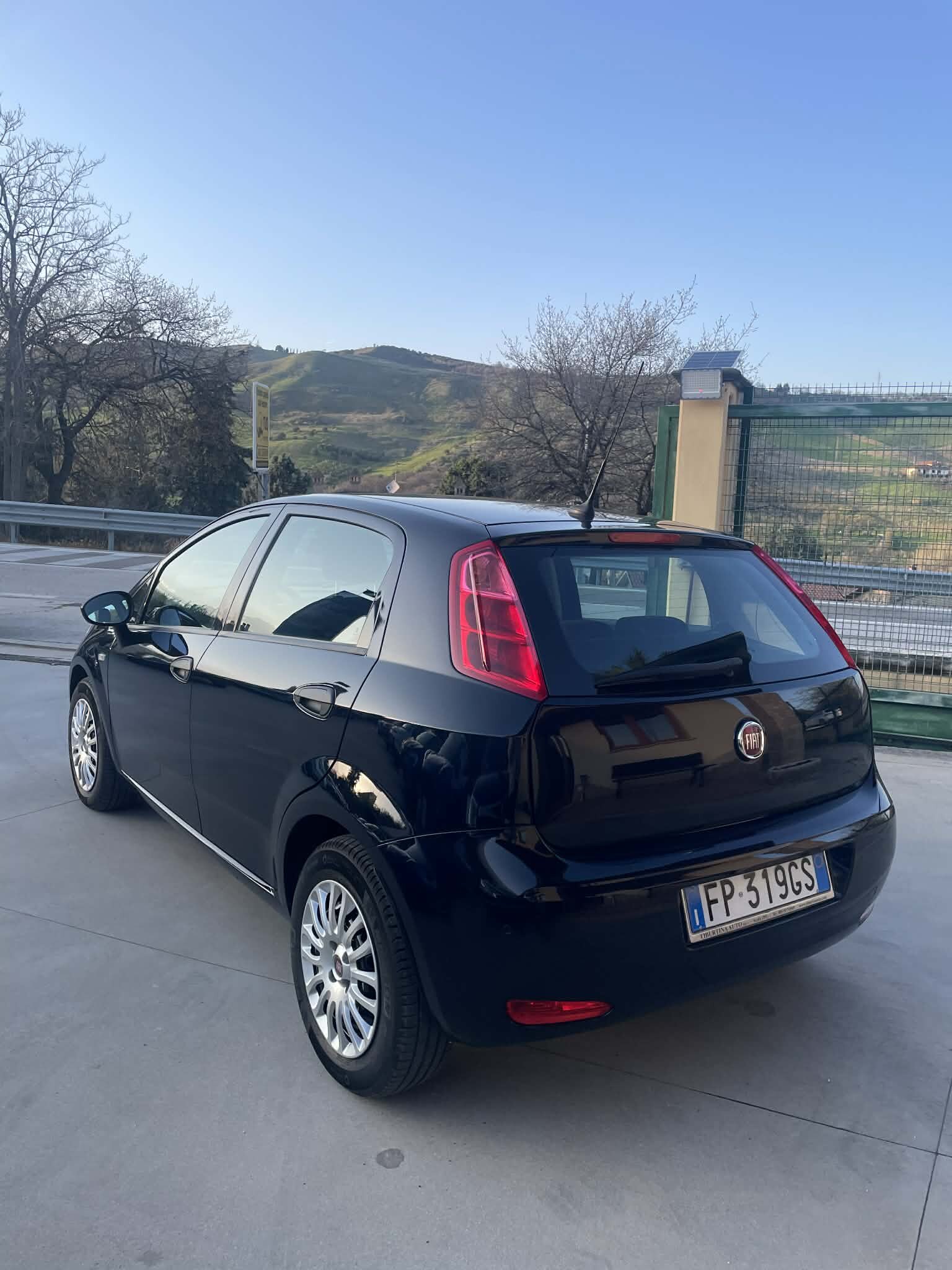 fiat-punto-4°serie-1.3mjt-street-95cv-euro6---2018---nero-(2).jpeg