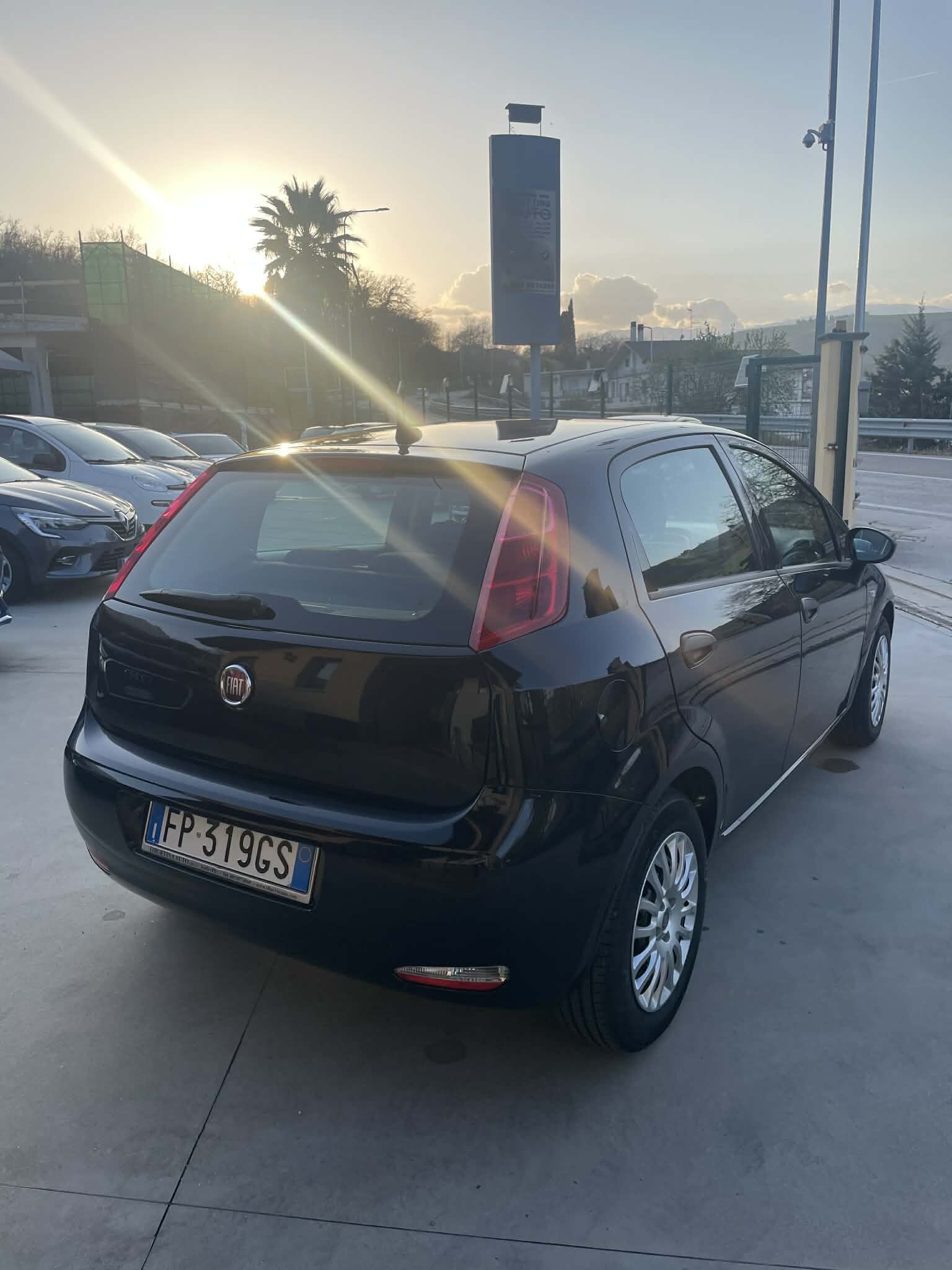 fiat-punto-4°serie-1.3mjt-street-95cv-euro6---2018---nero-(4).jpeg