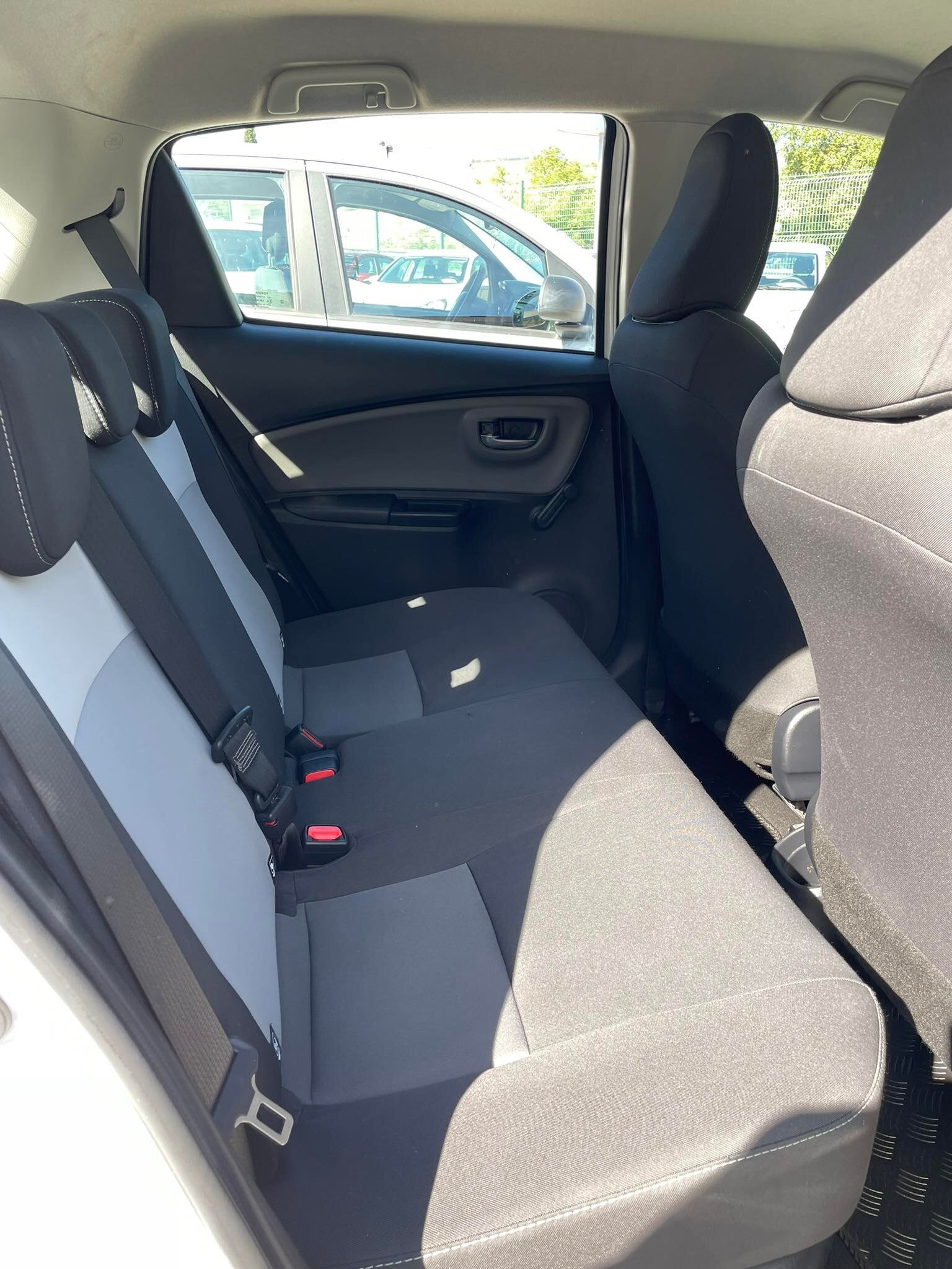 toyota-yaris-3°serie-1.5hybrid-business-73cv-euro6---2019---bianco---cabio-automatico-(7).jpeg