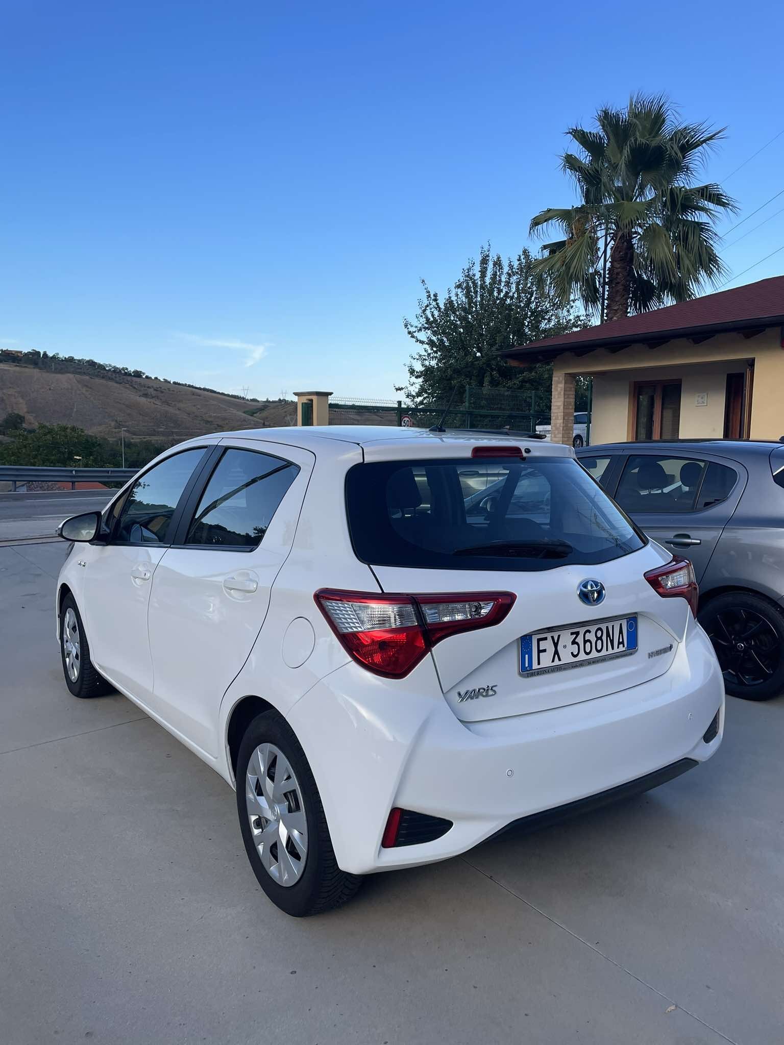 toyota-yaris-3°serie-1.5hybrid-business-73cv-euro6---2019---bianco---cabio-automatico-(4).jpeg