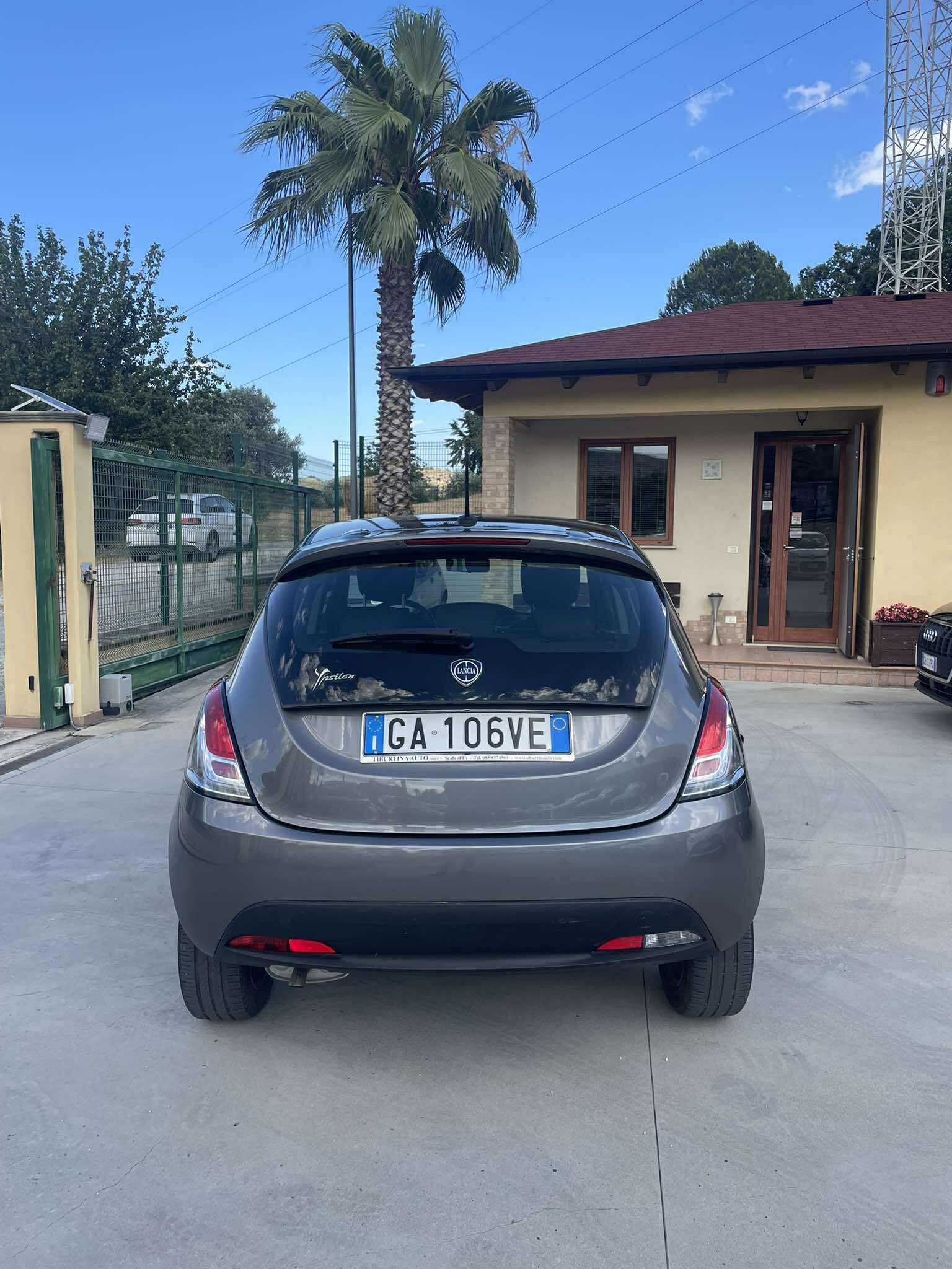 lancia-ypsilon-1.2gpl-ecochic-69cv-euro6---2020---grigio-(2).jpeg