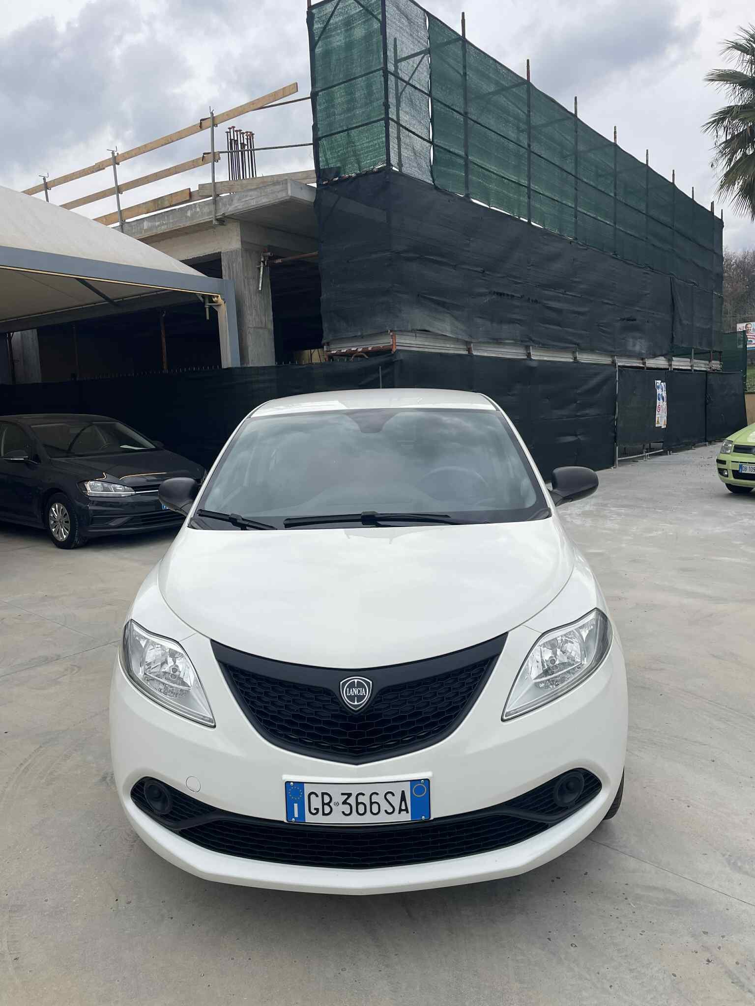 lancia-ypsilon-1.2gpl-silver-69cv--euro6---2020---bianco-(5).jpeg