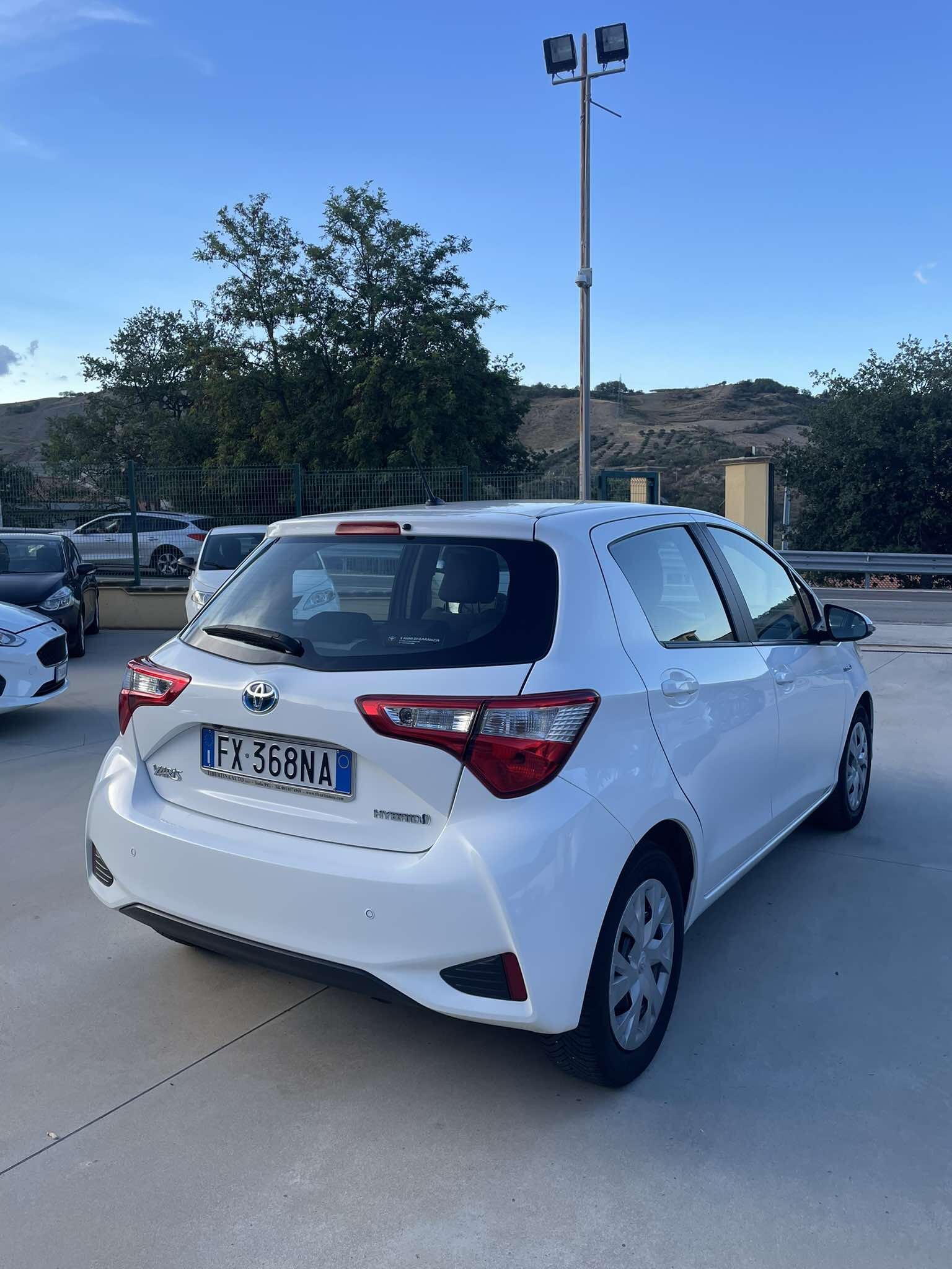toyota-yaris-3°serie-1.5hybrid-business-73cv-euro6---2019---bianco---cabio-automatico-(3).jpeg