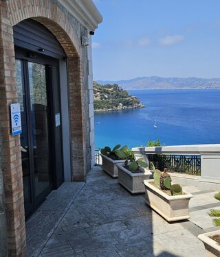 Entrata ascensore di Scilla