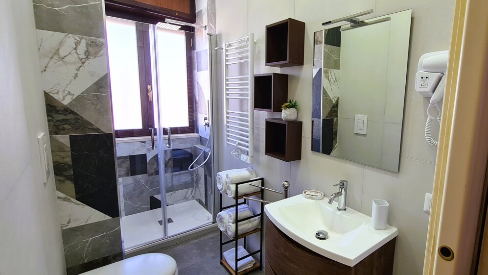 Bagno completo con doccia, bidet e asciugacapelli