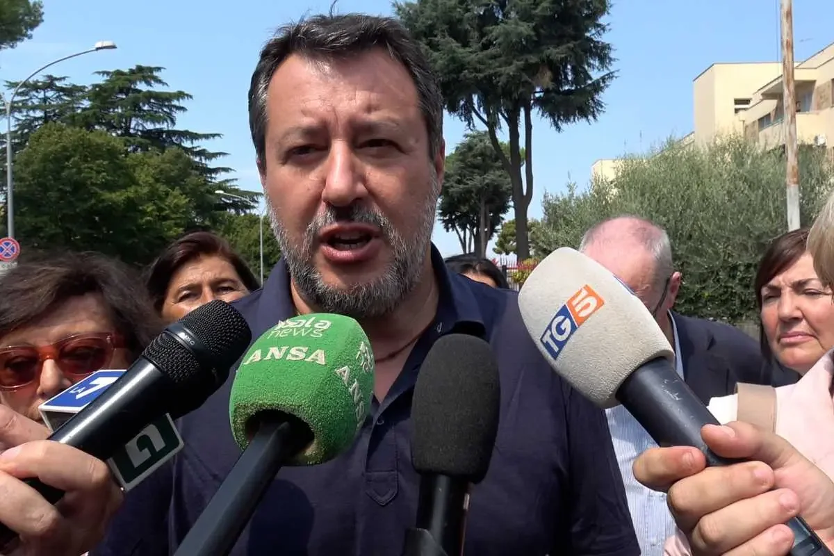 Italia-Francia, gelo diplomatico: Salvini accusa Macron, Parigi convoca l’ambasciatrice