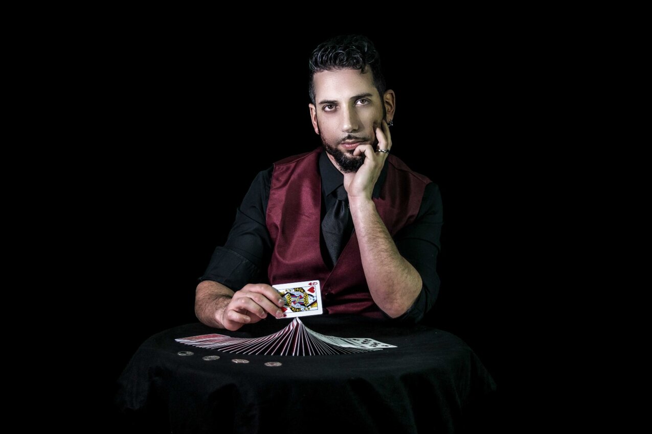 Close-up card magic Mauro Rossini.jpeg