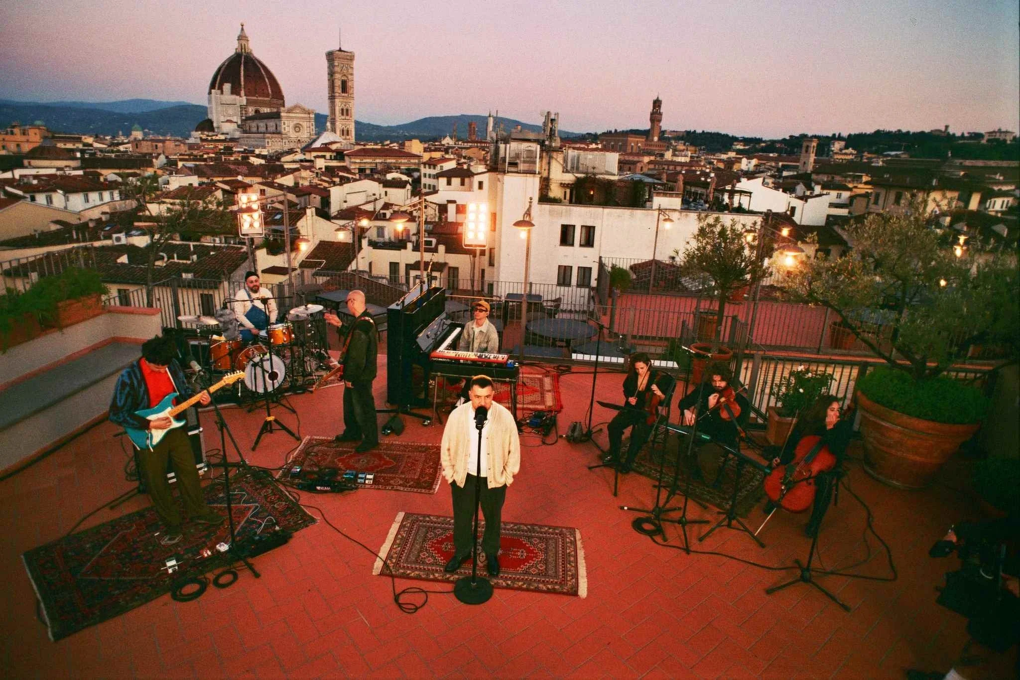 Coez porta l'intimit&agrave; di "From The Rooftop 3" nei teatri italiani