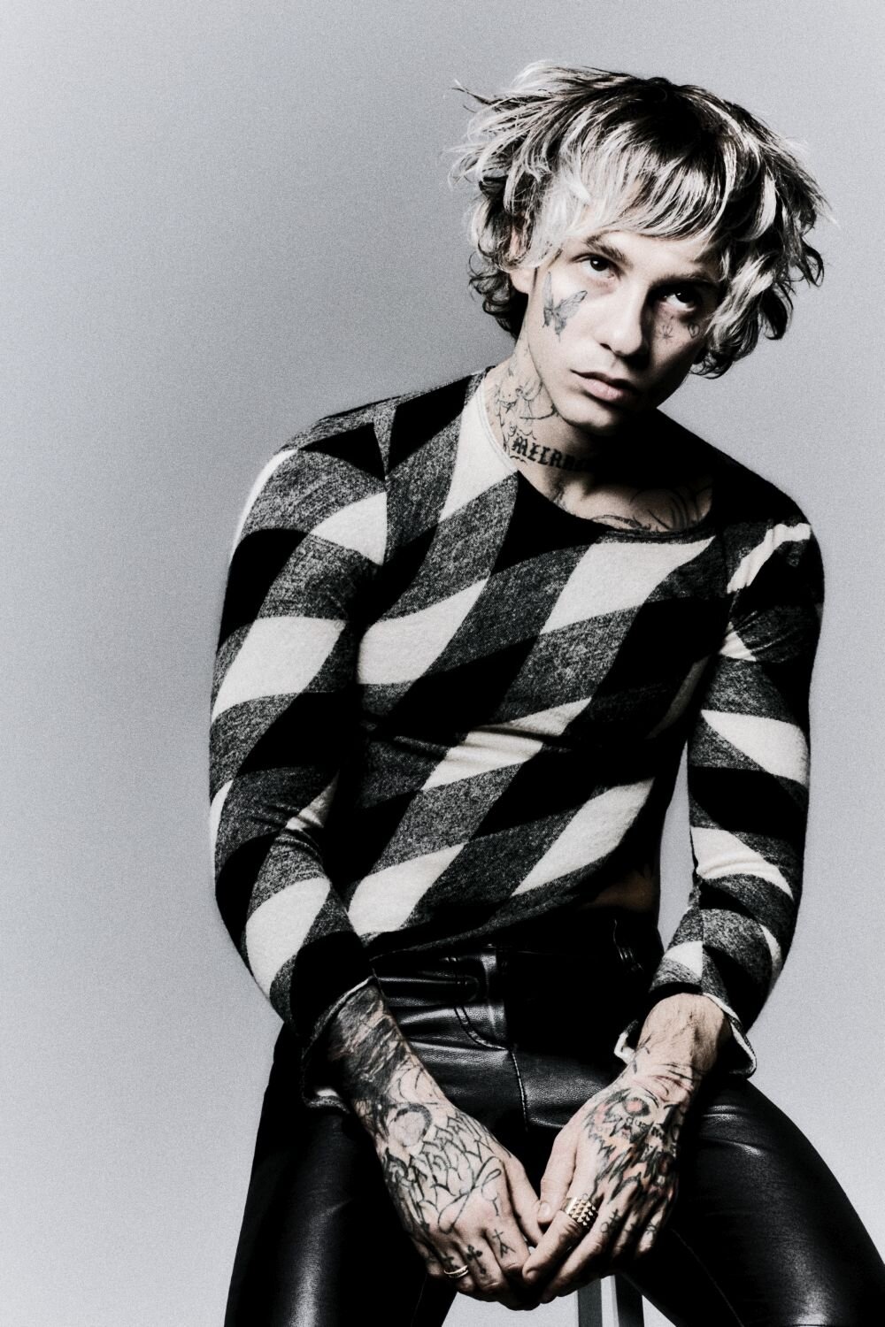 Le stanze dell&rsquo;anima: Chiello porta &ldquo;Agonia&rdquo; nei club italiani