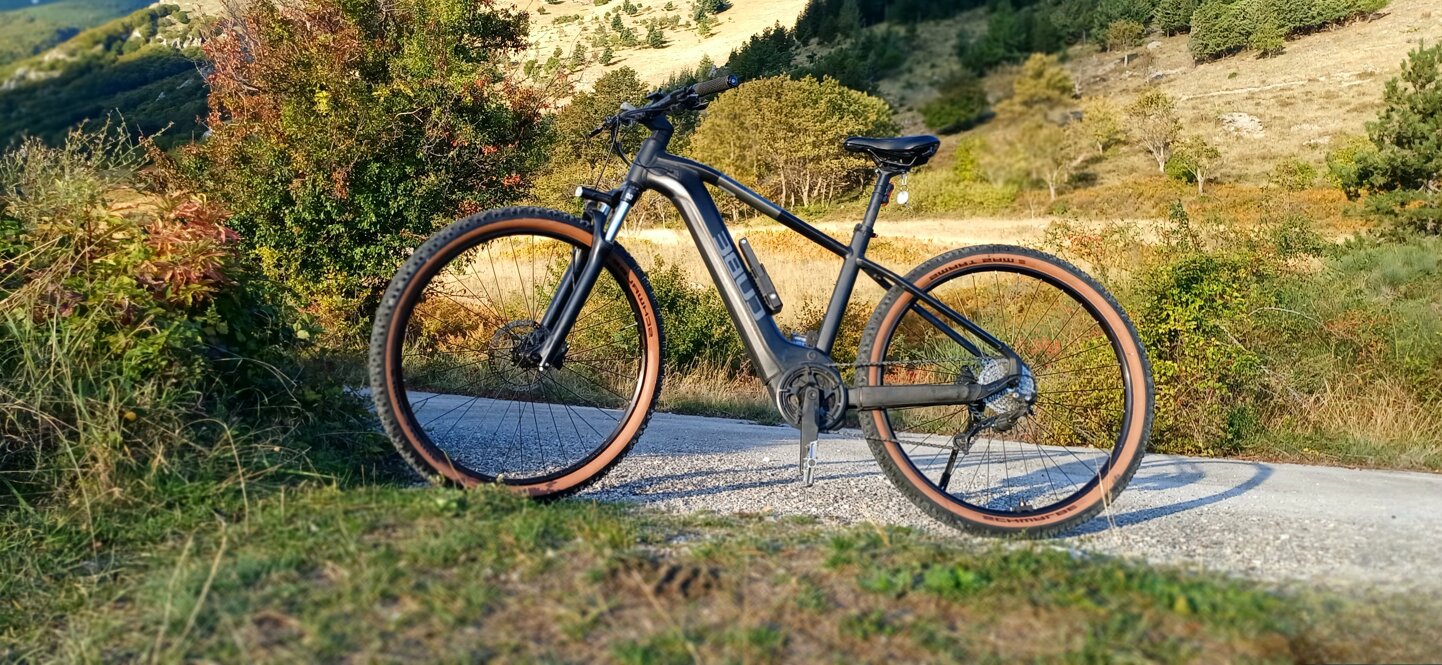eBike su sentiero montano nel Parco Nazionale della Maiella con vista sulle cime innevate