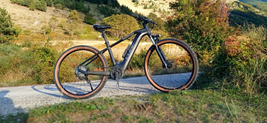 eBike su prato montano con sfondo della Maiella innevata, perfetta per escursioni nel Parco Nazionale