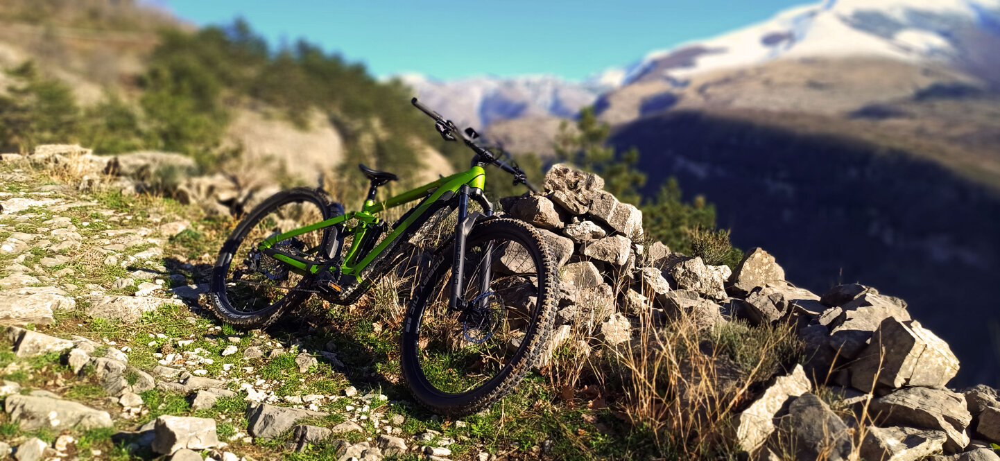 eBike su sentiero montano nel Parco Nazionale della Maiella con vista sulle cime innevate eBike su sentiero montano nel Parco Nazionale della Maiella con vista sulle cime innevate