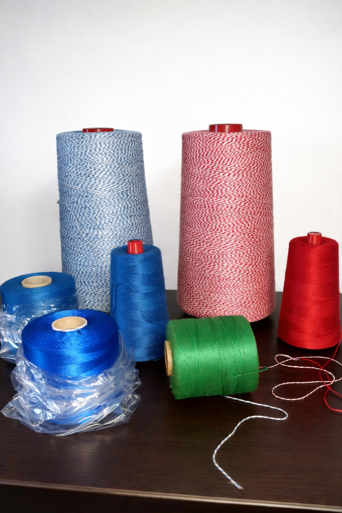 bobine di filo colorate su legno bobine di filo colorate su legno