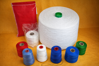 spole di filo colorato su sfondo giallo spole di filo colorato su sfondo giallo