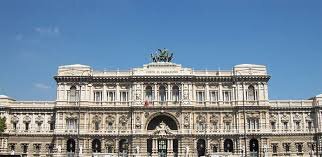 Tra efficienza e garanzia: la Cassazione ridisegna i confini del processo in assenza