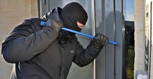 Furto in abitazione e parti comuni del condominio: la Consulta ribadisce l’estensione dell’art. 624-bis c.p.