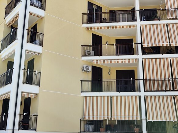 Rifacimento balconi con nuove ringhiere zincate e rivestimenti protettivi in Via Danieli, Siracusa