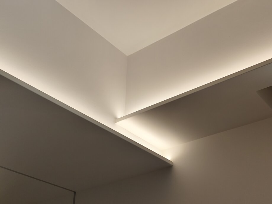 Finiture di controsoffitto con luce LED realizzate da Alderuccio Sebastiano Costruzioni a Siracusa