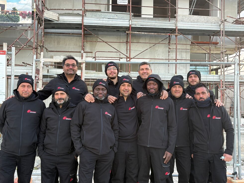 Sebastiano Alderuccio con collaboratore presso un cantiere a Floridia - esperienza nel settore edile e ristrutturazioni civili