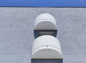 Dettaglio architettonico di facciata con elementi curvi in cemento a Siracusa