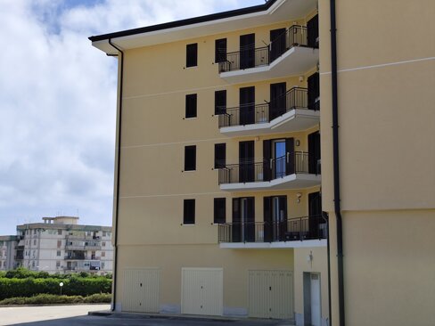Nuova costruzione residenziale a Siracusa con balconi e finiture moderne - edificio completato