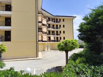Restauro facciata condominio a Siracusa con rivestimento e tinteggiatura completa
