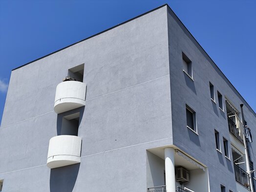 Dettaglio dei balconi ristrutturati con finiture e pitture ai silicati in Via Cannizzaro, Siracusa