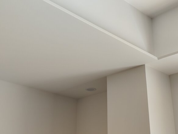 Pavimentazione in legno e porte bianche in appartamento ristrutturato a Priolo Gargallo