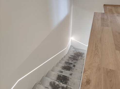 Scala interna moderna con illuminazione LED integrata - ristrutturazione completa appartamento a Priolo Gargallo, Siracusa