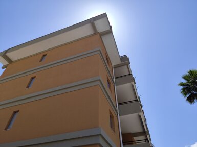 Ripristino e trattamento degli intonaci deteriorati durante la riqualificazione del prospetto a Siracusa