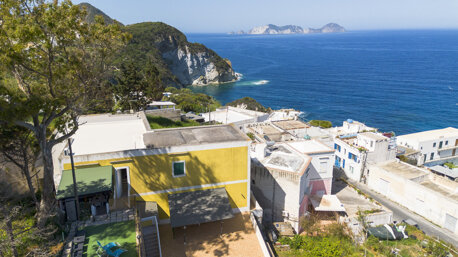 Palmarola e Casa La Ginestra e il Mare Ponza