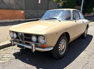 ar%201750%20gt%20veloce%201970%20(3).jpeg