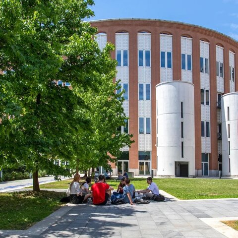 campus%20bocconi%20tavoli%20ed%20alberi.jpeg