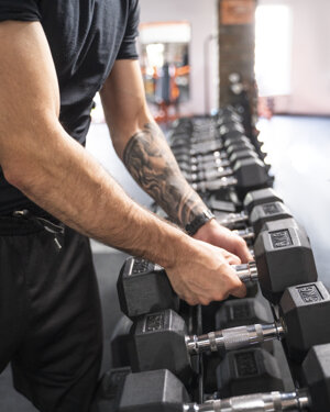 donna-che-utilizza-il-tapis-roulant-palestra.jpeg