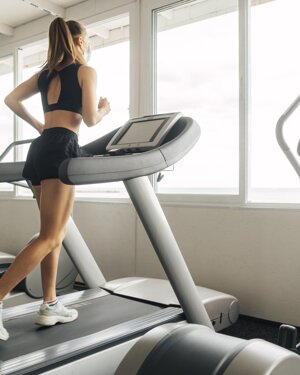 prendendo-una-pausa-scatto-di-una-giovane-donna-forma-che-fa-squat-di-affondo-durante-il-suo-allenamento.jpeg
