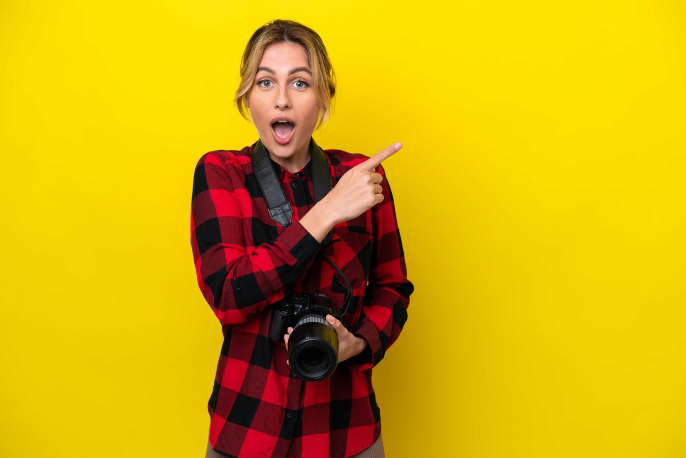 donna-del-fotografo-uruguaiano-isolata-su-sfondo-giallo-sorpresa-e-che-indica-il-lato.jpeg