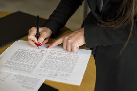 bruna-imprenditrice-scrivendo-su-un-documento.jpeg