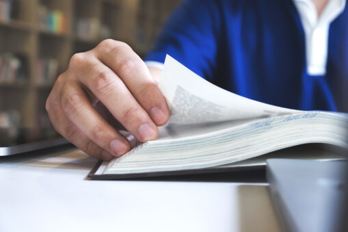 l-uomo-legge-un-libro-l-istruzione-l-accademico-l-apprendimento-e-l-esame-concetto.jpeg