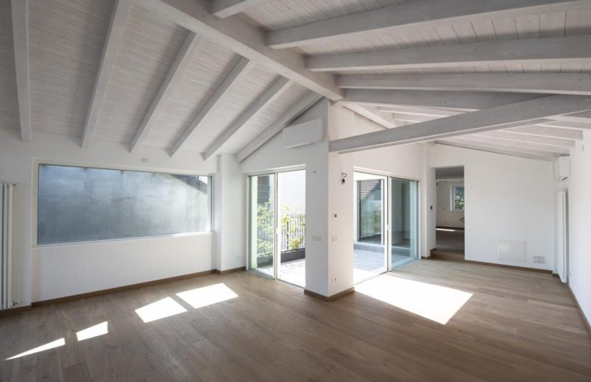 loft, parquet in rovere moro, travi a vista, ampie vetrate