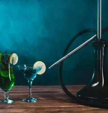183633458-narghilè-con-carboni-su-superficie-di-legno-su-sfondo-nero-con-fumo-rosso.jpeg 183633458-narghilè-con-carboni-su-superficie-di-legno-su-sfondo-nero-con-fumo-rosso.jpeg