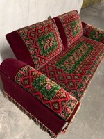 divano-ottomana-in-tappeto-rosso-e-verde-epoca-800