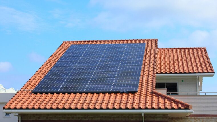 white blue modern residential solar panel installations facebook ad (sito web) (4).jpeg