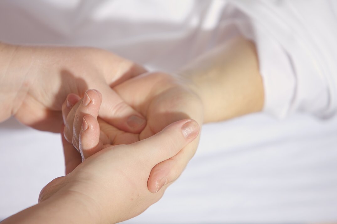hands-1327811.jpeg