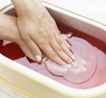 applicazione-maschera-paraffina-mani-e-pedi
