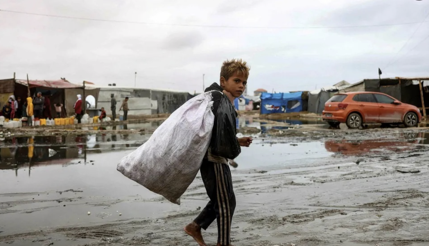 A Gaza non c'&egrave; pace, tra bombe, fame e freddo. Ci sono bambinelli in un presepe di devastazione