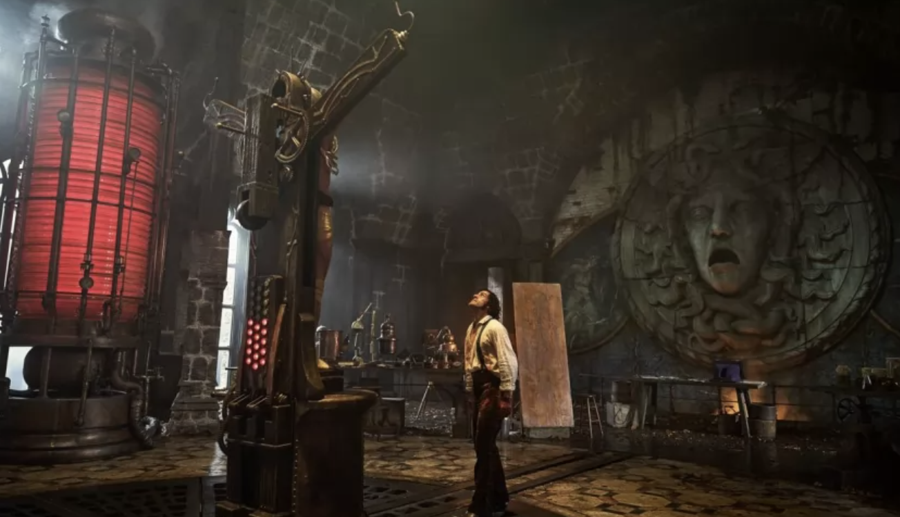 Frankenstein, la creatura di Del Toro dotato di imperscrutabile dedizione alla vita