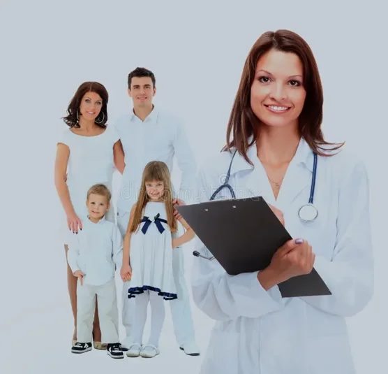 medico-di-famiglia-femminile-sui-precedenti-una-felice-108723055